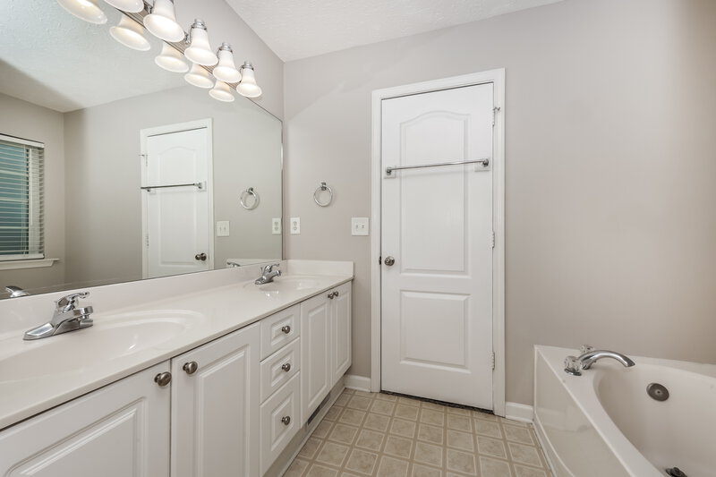 2,445/Mo, 4032 Pineorchard Pl Antioch, TN 37013 Main Bathroom View