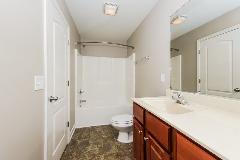 2,065/Mo, 6026 Chickadee Cir Spring Hill, TN 37174 Main Bathroom View