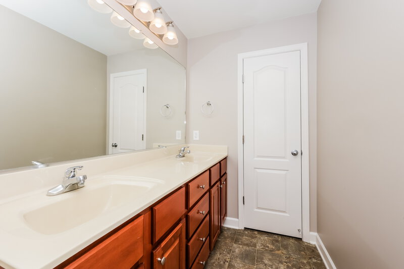 2,065/Mo, 6026 Chickadee Cir Spring Hill, TN 37174 Main Bathroom View 2