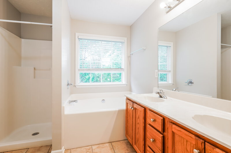 2,635/Mo, 3613 Shorewind Bay Antioch, TN 37013 Main Bathroom View