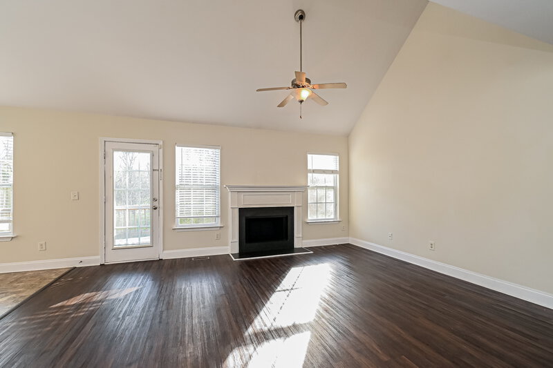 0/Mo, 1565 Bridgecrest Dr Antioch, TN 37013 Living Room View 2