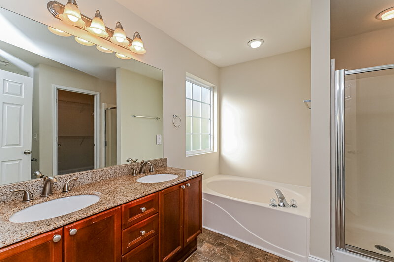0/Mo, 1565 Bridgecrest Dr Antioch, TN 37013 Main Bathroom View