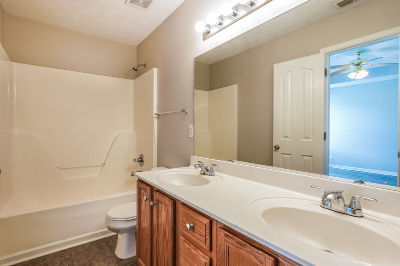 1,990/Mo, 1187 Saint Andrews Dr Murfreesboro, TN 37127 Bathroom View 2