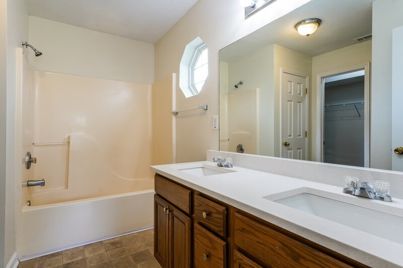 2,100/Mo, 608 Birchbrook Ct Antioch, TN 37013 Main Bathroom View