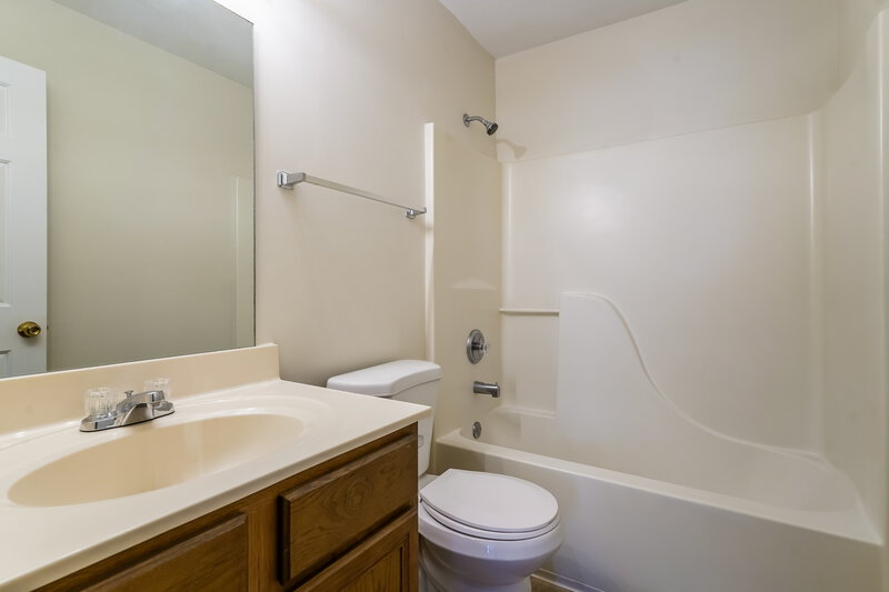 2,100/Mo, 608 Birchbrook Ct Antioch, TN 37013 Bathroom View