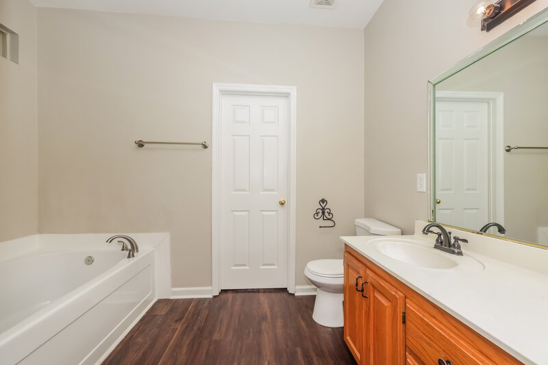 2,135/Mo, 2607 Kelly Close Murfreesboro, TN 37130 Main Bathroom View