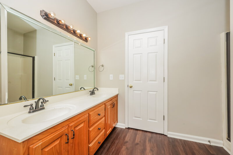 2,135/Mo, 2607 Kelly Close Murfreesboro, TN 37130 Main Bathroom View 2