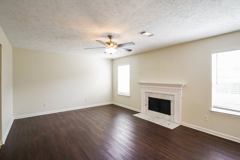 2,050/Mo, 305 Indian Park Dr Murfreesboro, TN 37128 Living Room View 2