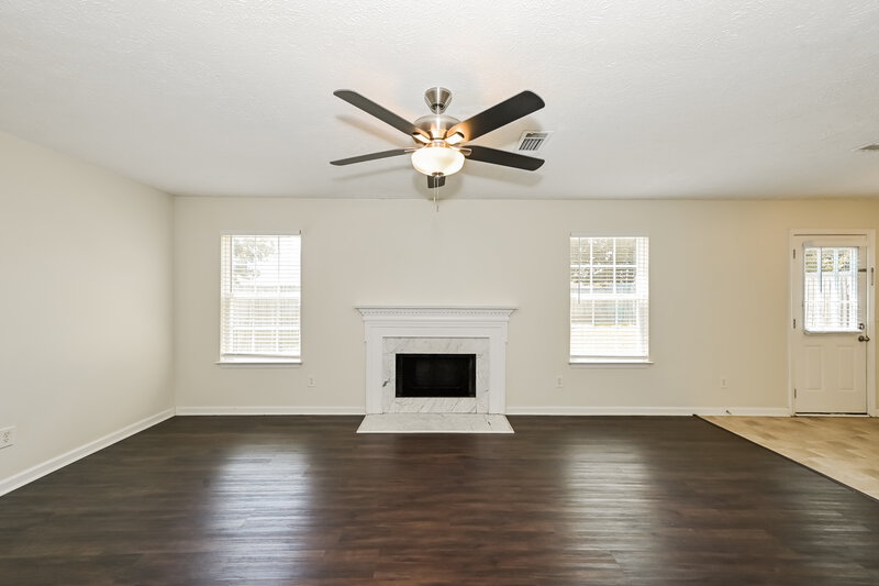 1,995/Mo, 305 Indian Park Dr Murfreesboro, TN 37128 Living Room View 2