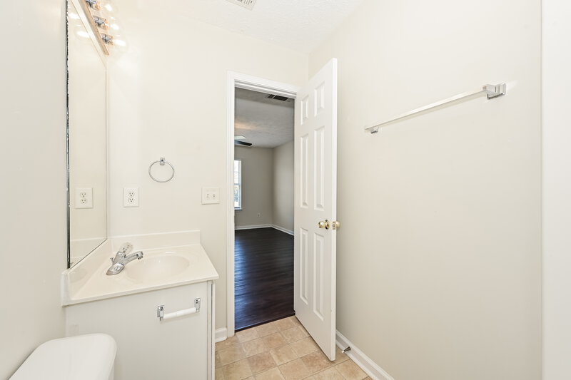 1,995/Mo, 305 Indian Park Dr Murfreesboro, TN 37128 Main Bathroom View 2