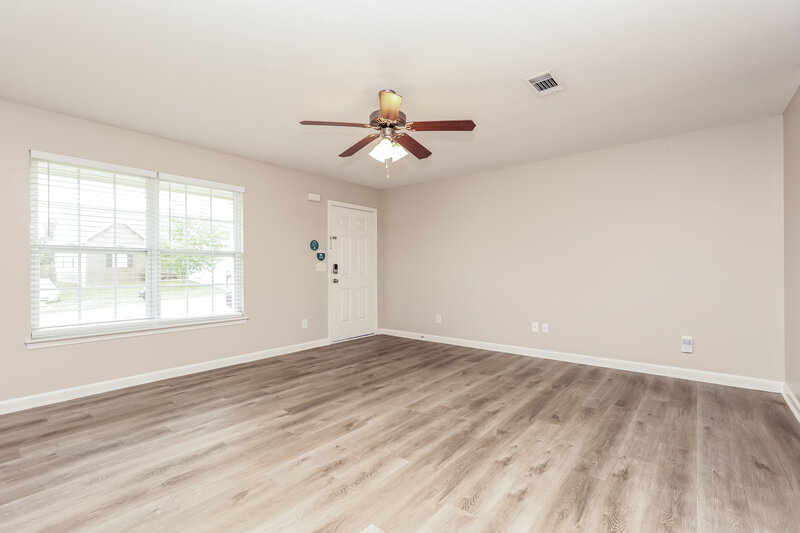 2,215/Mo, 329 Sarna Dr La Vergne, TN 37086 Living Room View 2