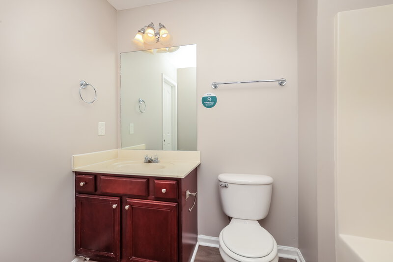 2,215/Mo, 329 Sarna Dr La Vergne, TN 37086 Main Bathroom View