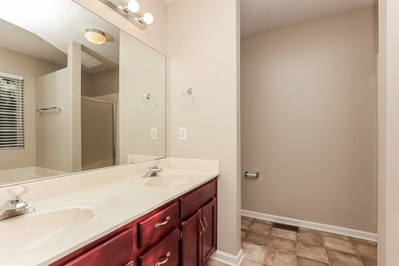 2,150/Mo, 1057 Blue Mountain Ln Antioch, TN 37013 Main Bathroom View
