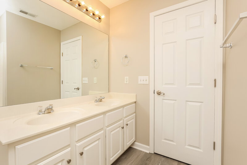 2,175/Mo, 3448 Chandler Cove Way Antioch, TN 37013 Main Bathroom View