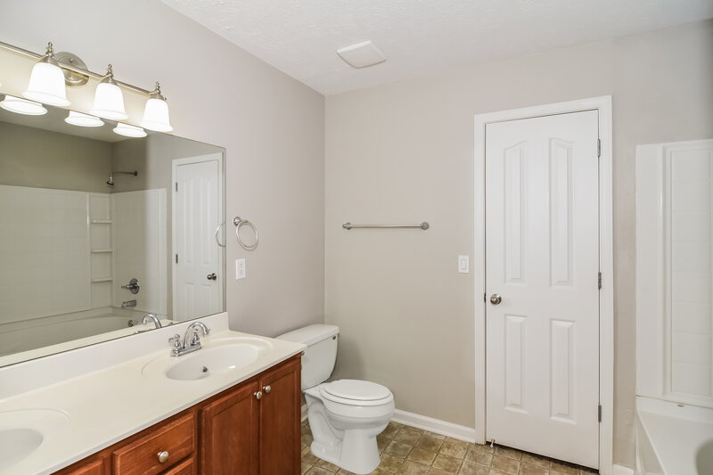 2,005/Mo, 3048 Swilly Ct Murfreesboro, TN 37128 Main Bathroom View