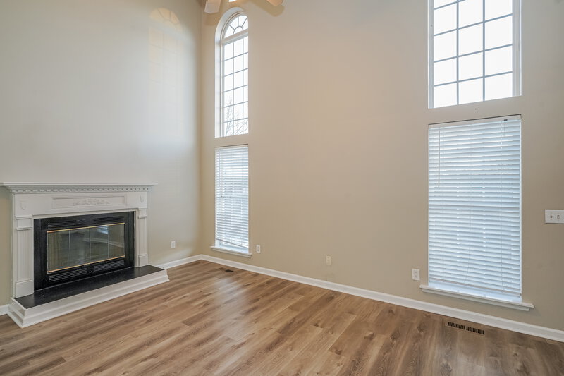 2,320/Mo, 5555 Craftwood Dr Antioch, TN 37013 Living Room View 2