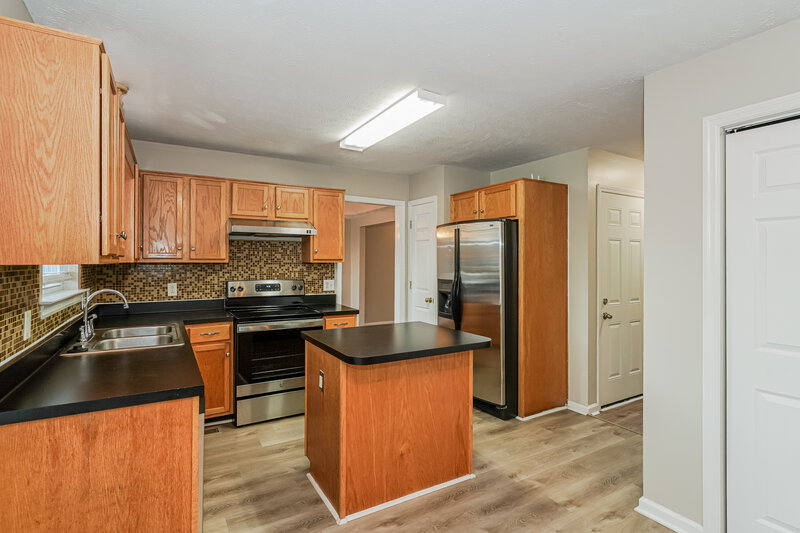 2,320/Mo, 5555 Craftwood Dr Antioch, TN 37013 Kitchen View 2