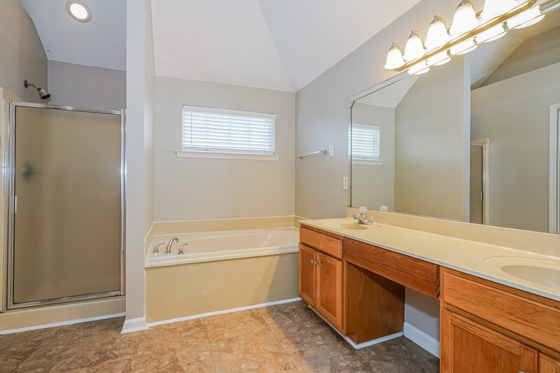 2,320/Mo, 5555 Craftwood Dr Antioch, TN 37013 Main Bathroom View
