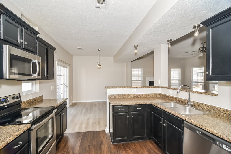 2,100/Mo, 8801 Cressent Glen Ct Antioch, TN 37013 Kitchen View 2