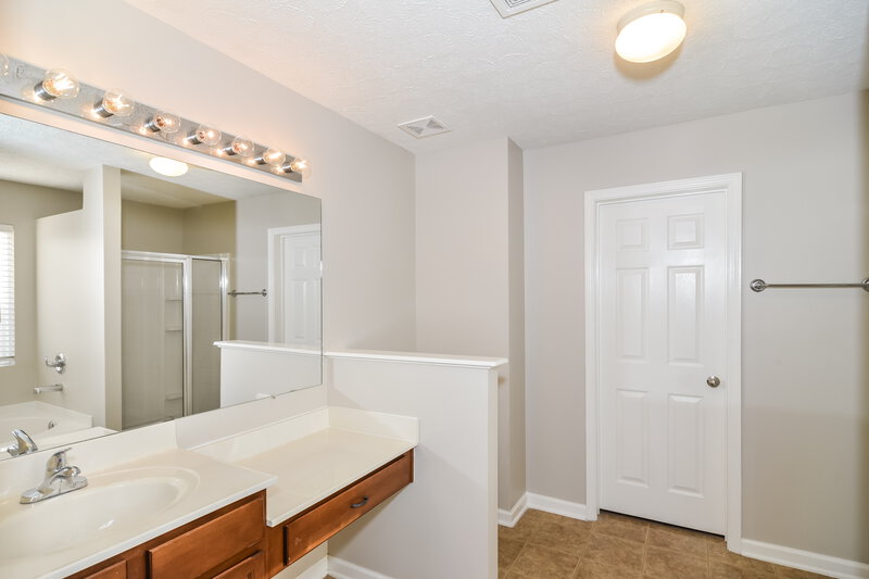 2,100/Mo, 8801 Cressent Glen Ct Antioch, TN 37013 Main Bathroom View 2