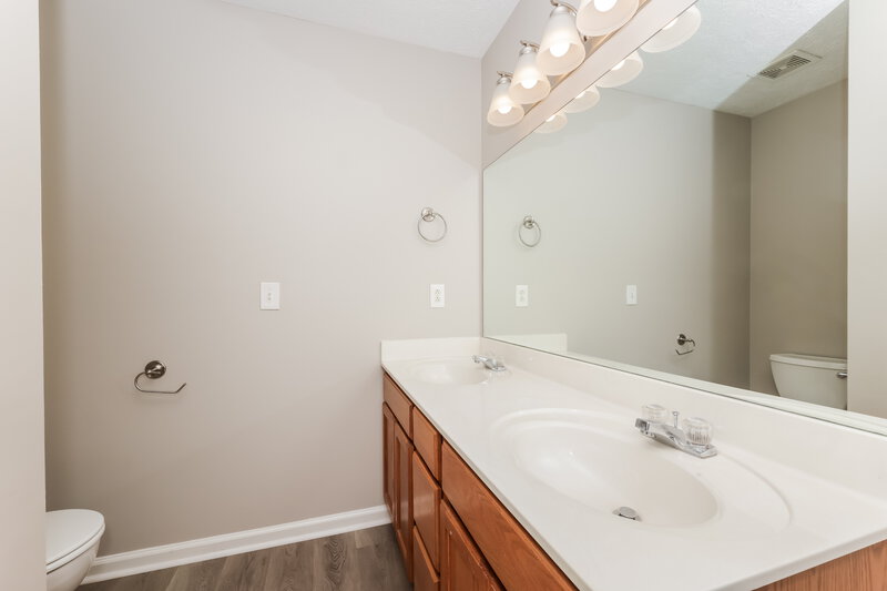 2,850/Mo, 1535 Saint Andrews Dr Murfreesboro, TN 37128 Main Bathroom View
