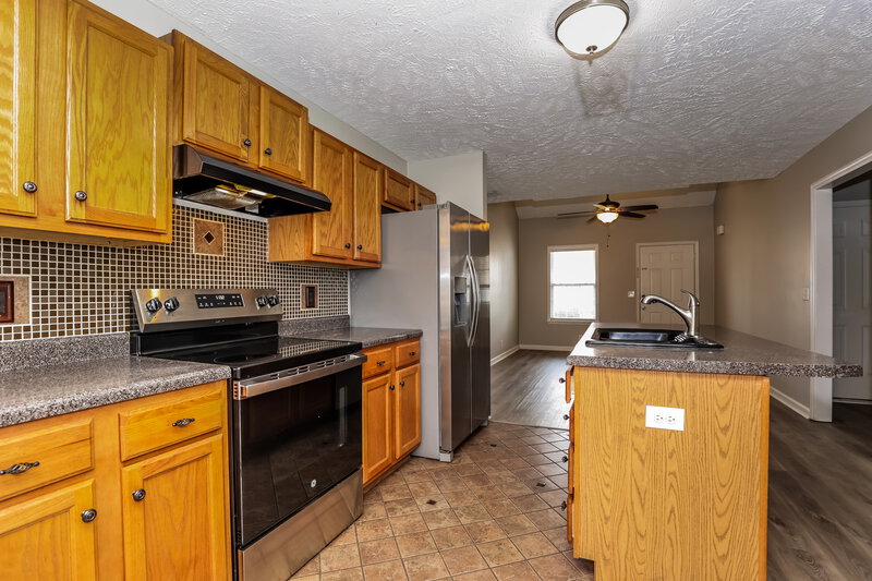 2,100/Mo, 4825 Nina Marie Ave Murfreesboro, TN 37129 Kitchen View 2