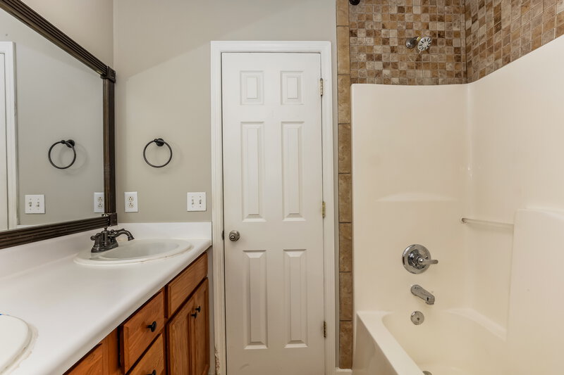 2,100/Mo, 4825 Nina Marie Ave Murfreesboro, TN 37129 Main Bathroom View
