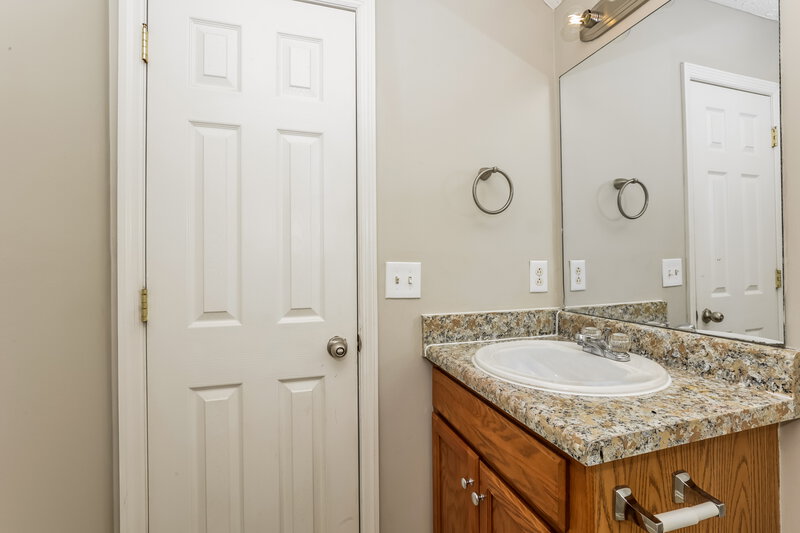 2,100/Mo, 4825 Nina Marie Ave Murfreesboro, TN 37129 Bathroom View