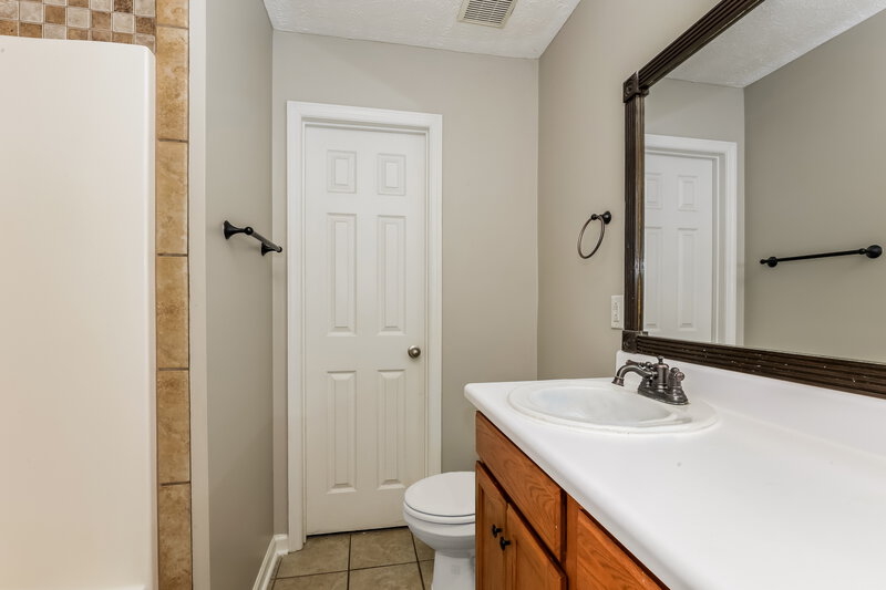 2,100/Mo, 4825 Nina Marie Ave Murfreesboro, TN 37129 Bathroom View 2