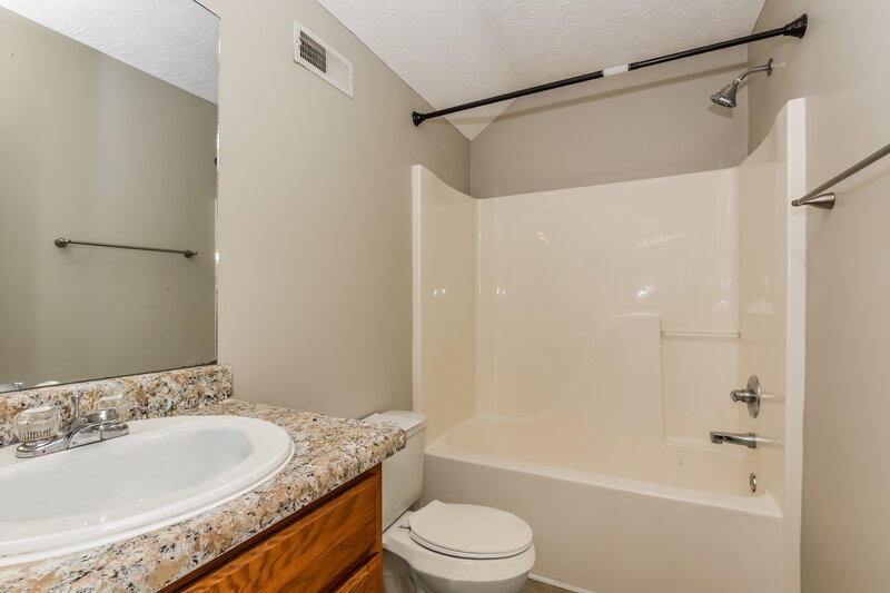 2,100/Mo, 4825 Nina Marie Ave Murfreesboro, TN 37129 Bathroom View 3