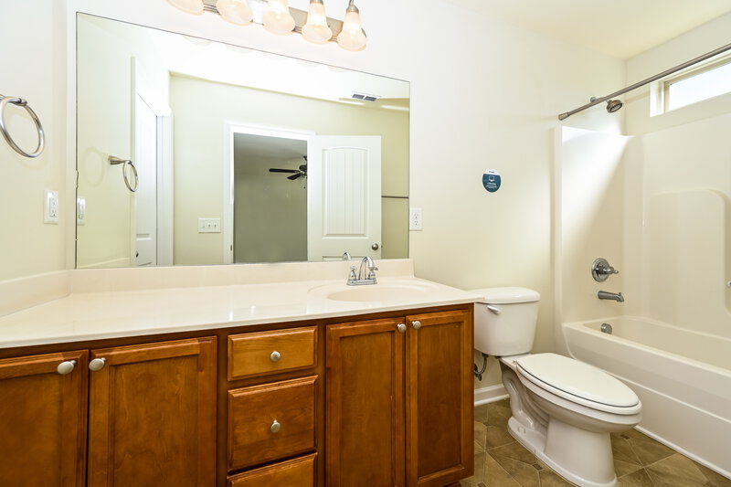 1,890/Mo, 2101 Longhunter Chase Dr Spring Hill, TN 37174 Main Bathroom View