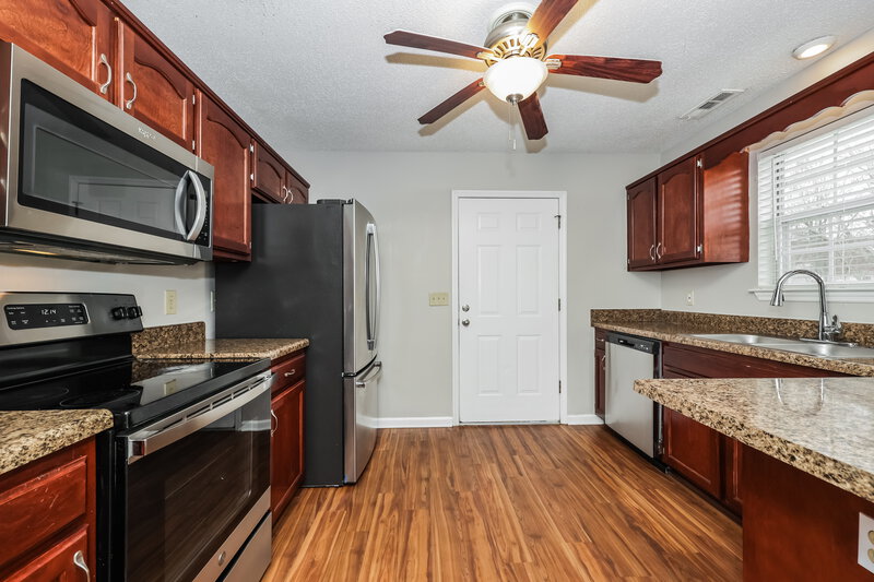 2,360/Mo, 805 Forest Ridge Dr La Vergne, TN 37086 Kitchen View 2