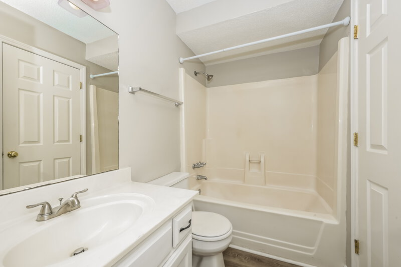 2,360/Mo, 805 Forest Ridge Dr La Vergne, TN 37086 Main Bathroom View