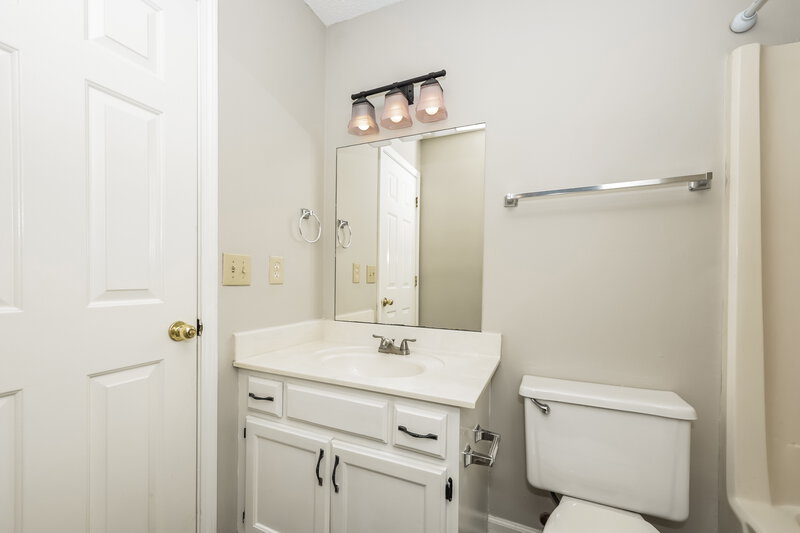 2,360/Mo, 805 Forest Ridge Dr La Vergne, TN 37086 Main Bathroom View 2