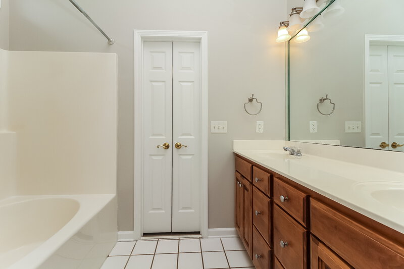 2,560/Mo, 2206 Ipswitch Dr Thompsons Station, TN 37179 Master Bathroom View