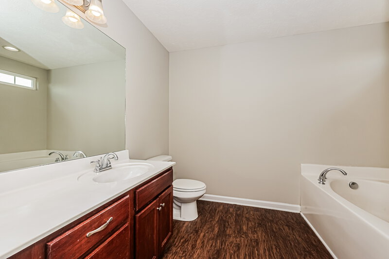 2,290/Mo, 624 Big Hurricane Dr La Vergne, TN 37086 Main Bathroom View