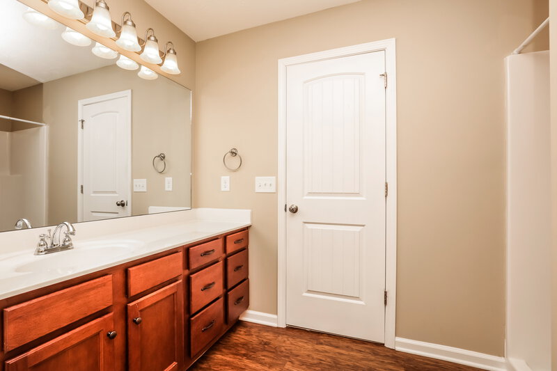 2,100/Mo, 637 Big Hurricane Dr La Vergne, TN 37086 Main Bathroom View