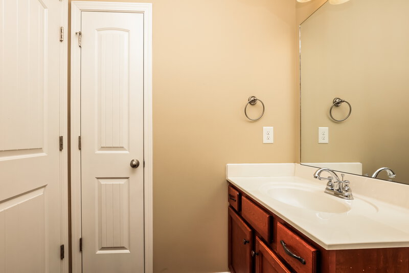 2,100/Mo, 637 Big Hurricane Dr La Vergne, TN 37086 Bathroom View