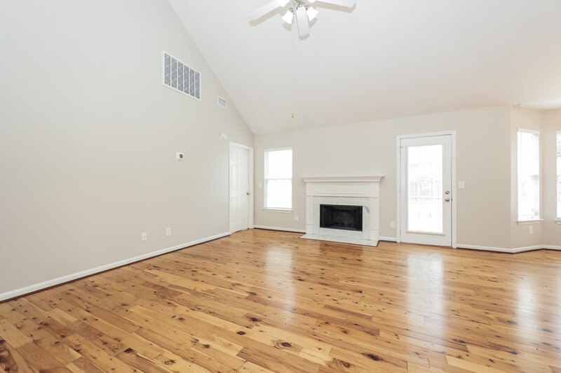 2,340/Mo, 128 Mary Joe Martin Dr La Vergne, TN 37086 Living Room View 2