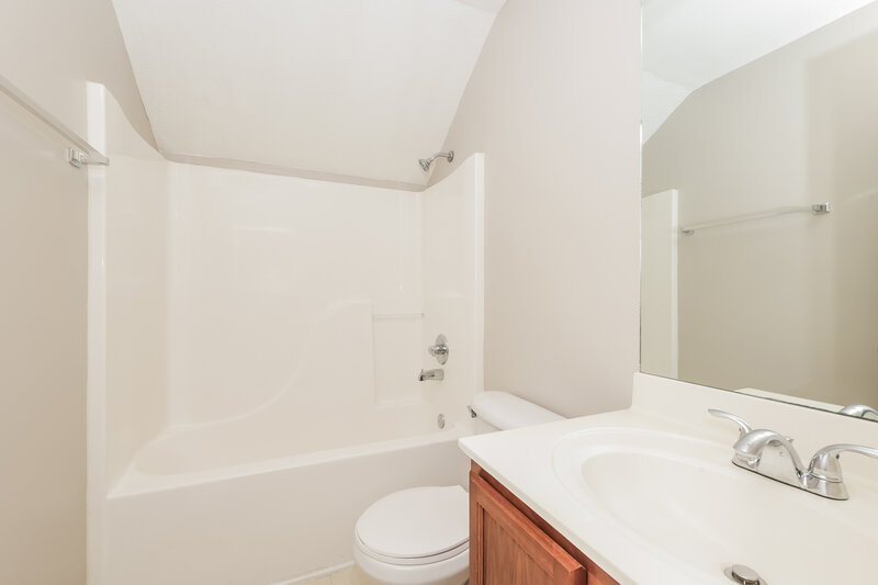 2,340/Mo, 128 Mary Joe Martin Dr La Vergne, TN 37086 Bathroom View