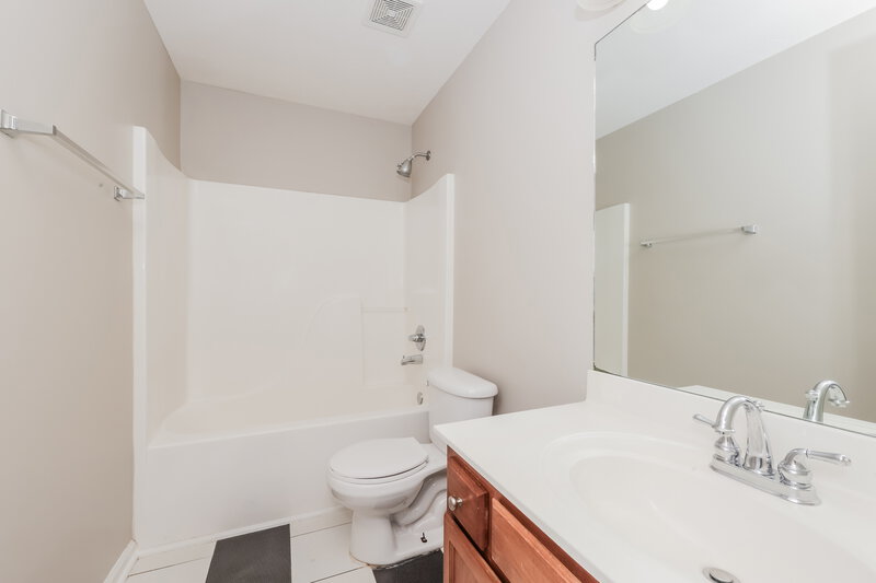 2,340/Mo, 128 Mary Joe Martin Dr La Vergne, TN 37086 Bathroom View 2