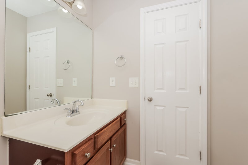 2,340/Mo, 128 Mary Joe Martin Dr La Vergne, TN 37086 Bathroom View 3