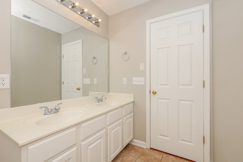2,220/Mo, 3456 Chandler Cove Way Antioch, TN 37013 Main Bathroom View 2