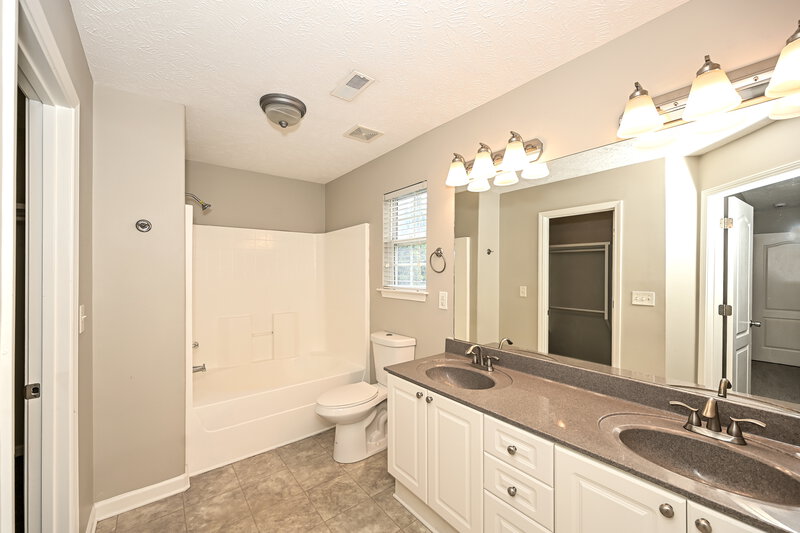 2,370/Mo, 4412 Sandpiper Ln Antioch, TN 37013 Main Bathroom View