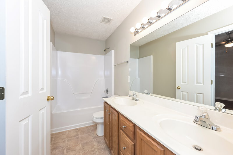 2,065/Mo, 3012 Wellington Pl Murfreesboro, TN 37128 Main Bathroom View