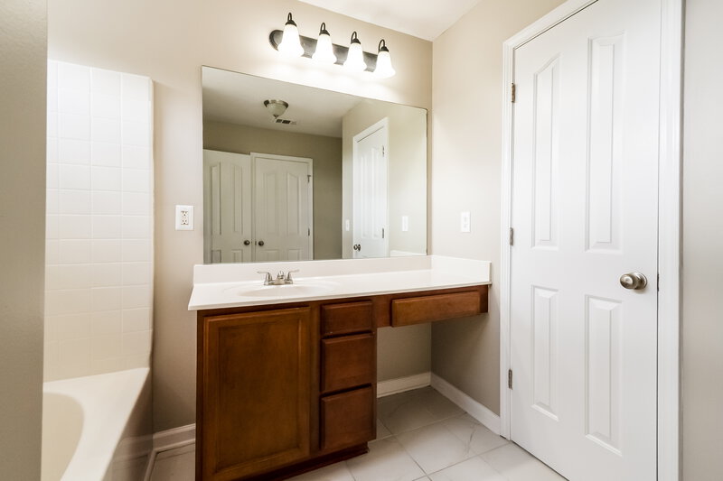 2,200/Mo, 9204 Thomason Trl Antioch, TN 37013 Main Bathroom View