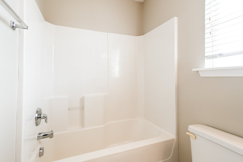 2,200/Mo, 9204 Thomason Trl Antioch, TN 37013 Bathroom View