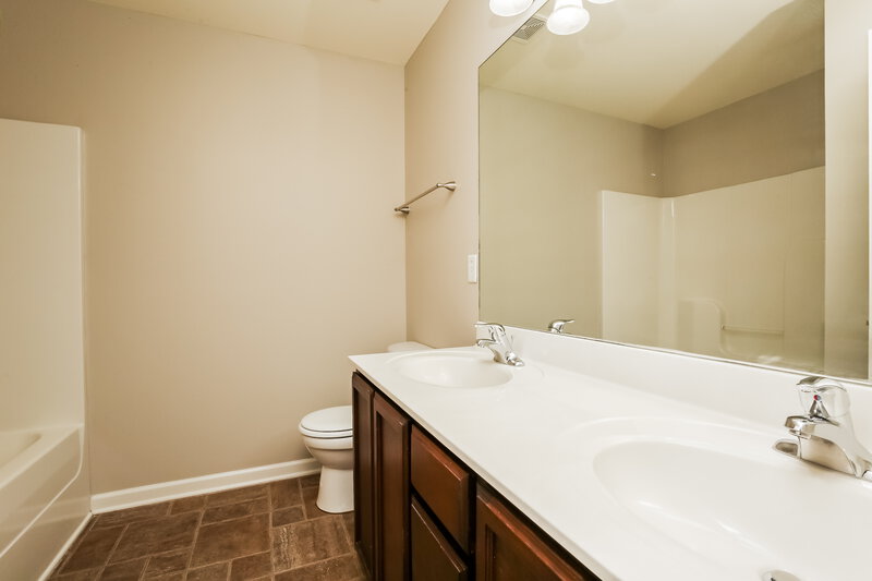 1,830/Mo, 1814 Colyn Ave Murfreesboro, TN 37128 Main Bathroom View