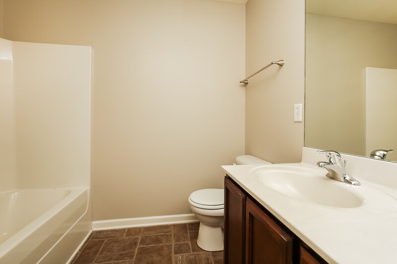 1,830/Mo, 1814 Colyn Ave Murfreesboro, TN 37128 Main Bathroom View 2