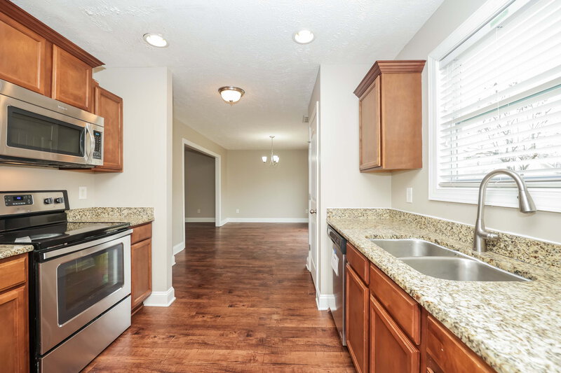 1,950/Mo, 1036 Tammy Sue Ln La Vergne, TN 37086 Kitchen View 2